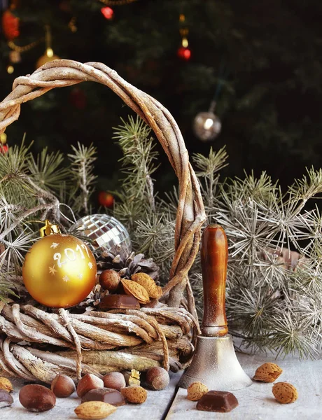 Ano Novo ou composição de Natal com nozes, vinho quente, avelãs — Fotografia de Stock