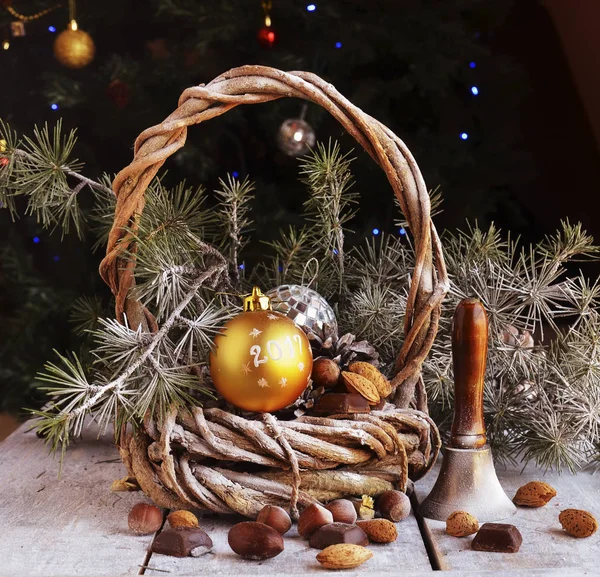 Ano Novo ou composição de Natal com nozes, vinho quente, avelãs — Fotografia de Stock