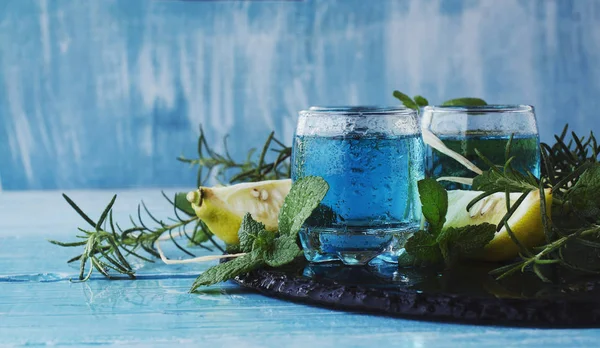 Blauer Curaçao-Likör oder Sambuca mit Zitrone — Stockfoto