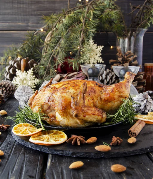 Frango assado para o Natal ou Ano Novo — Fotografia de Stock