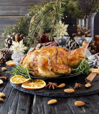 Noel ve yeni yıl için pişmiş tavuk