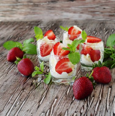 İle krem veya tiramisu çilek. seçici odak