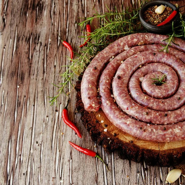 Salsichas de carne crua, foco seletivo — Fotografia de Stock