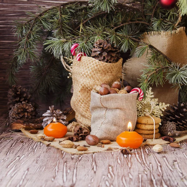 Ano Novo ou composição de Natal com nozes, vinho quente, avelãs — Fotografia de Stock