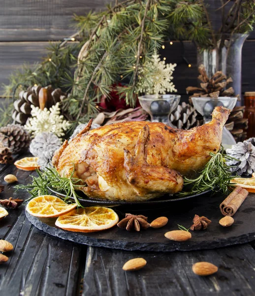 Frango assado para o Natal ou Ano Novo — Fotografia de Stock