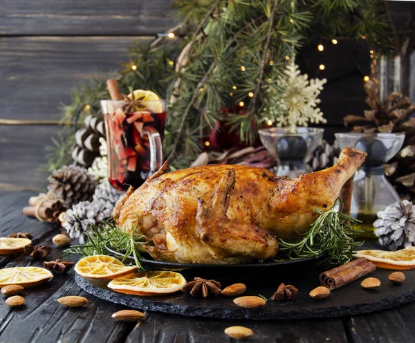 クリスマスや新年のための焼かれた鶏 — ストック写真