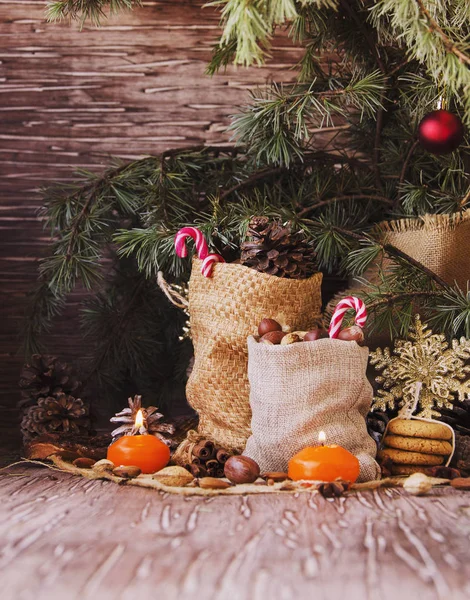 Ano Novo ou composição de Natal com nozes, vinho quente, avelãs — Fotografia de Stock