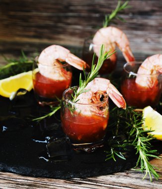 Biberiye ve sos, seçici odak ile kokteyl karides meze