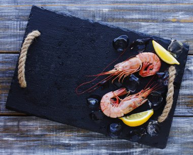 limon ve buz, seçici odak ile çiğ karides