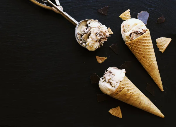 Helado de chocolate en un conos de gofre de azúcar —  Fotos de Stock