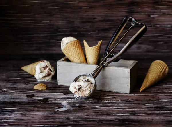 Helado de chocolate en un conos de gofre de azúcar, enfoque selectivo —  Fotos de Stock