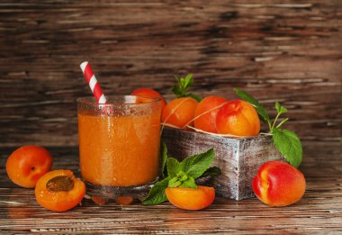 Taze kayısı suyu cam ahşap masa, seçici odak üzerinde