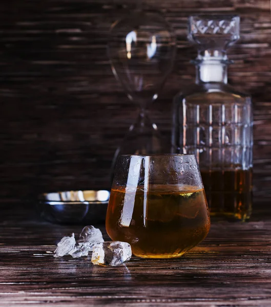 bardak viski buz, bir kül tablası ile bir sürahi