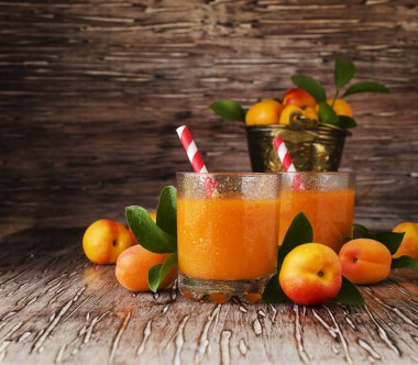 Taze kayısı suyu cam ahşap masa, seçici odak üzerinde