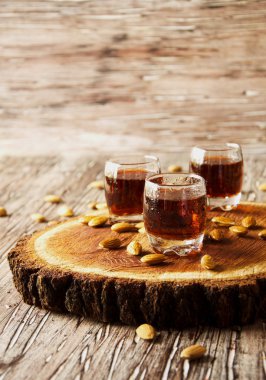 İtalyan likörü Amaretto bardak, seçici odak