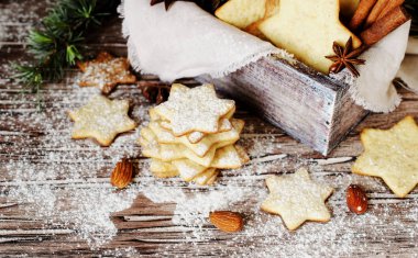 Noel ve yeni yıl gingerbread çerezleri mezarda