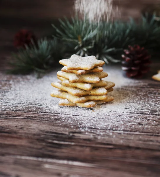 Natal ou biscoitos de gengibre ano novo em uma caixa de madeira — Fotografia de Stock