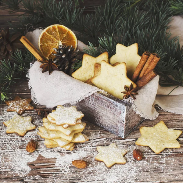 Kerstmis of Nieuwjaar peperkoek cookies in een houten doos — Stockfoto