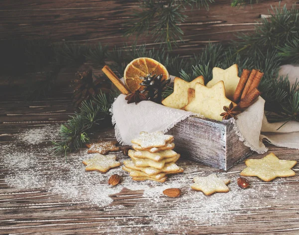 在木盒子里的圣诞节或新年的姜饼 — 图库照片