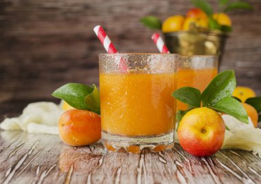 Taze kayısı suyu cam ahşap masa, seçici odak üzerinde