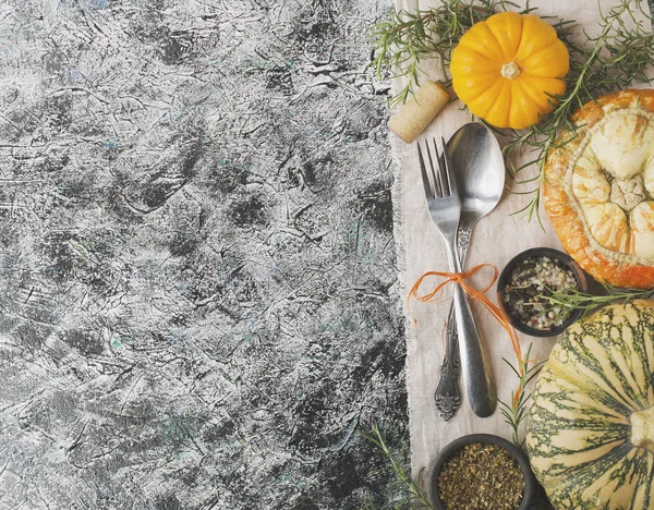 Mesa de madera de temporada con calabazas pequeñas —  Fotos de Stock