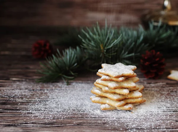 Natal ou biscoitos de gengibre ano novo em uma caixa de madeira — Fotografia de Stock