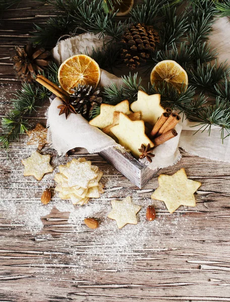 Kerstmis of Nieuwjaar peperkoek cookies in een houten doos — Stockfoto