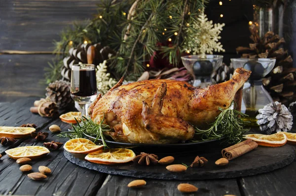 Печёная курица на Рождество или Новый год — стоковое фото