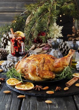 Noel ve yeni yıl için pişmiş tavuk