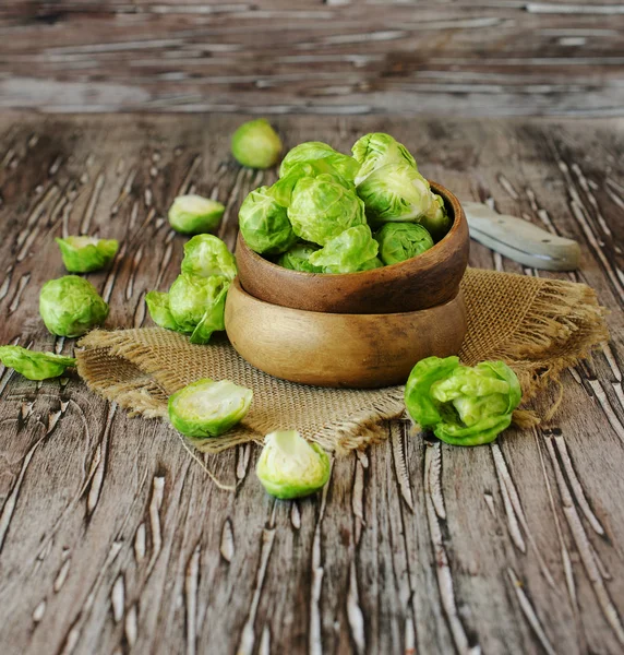 Brotos verdes de Bruxelas crus em tigela de madeira, foco seletivo — Fotografia de Stock