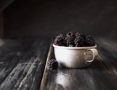 metal Kupası, seçici odak taze çiğ böğürtlen