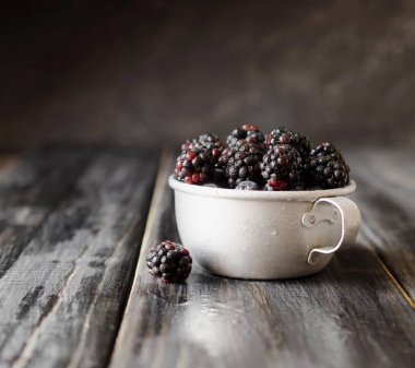 metal Kupası, seçici odak taze çiğ böğürtlen