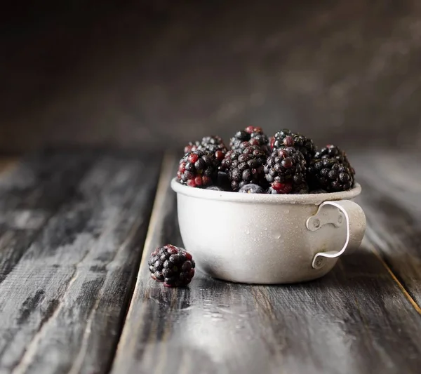 metal Kupası, seçici odak taze çiğ böğürtlen