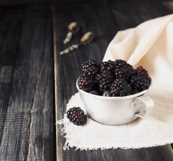 metal Kupası, seçici odak taze çiğ böğürtlen