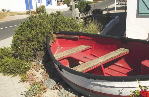 Old wooden boat lying on the shore, selective focus — Stock Photo, Image