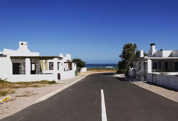 Antiguas casas blancas portuguesas o griegas en la playa —  Fotos de Stock