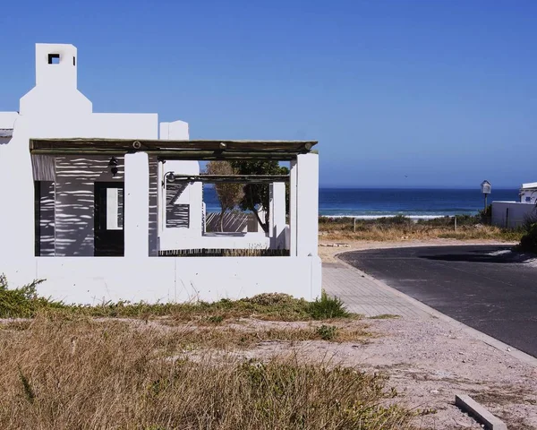 Antiguas casas blancas portuguesas o griegas en la playa —  Fotos de Stock