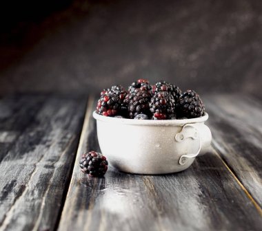 metal Kupası, seçici odak taze çiğ böğürtlen