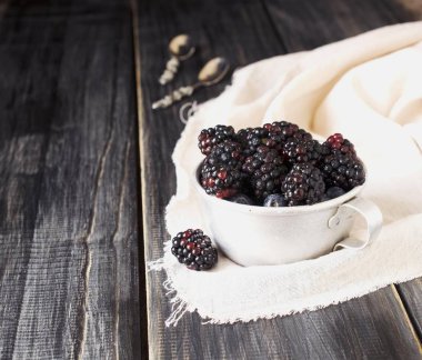 metal Kupası, seçici odak taze çiğ böğürtlen