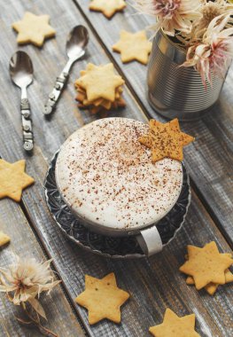 sıcak kakao fincan kurabiye aromalı. seçici odak, üstten görünüm