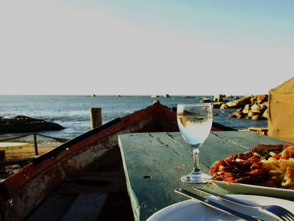 Glas vitt vin och skaldjur plattan, selektivt fokus Stockfoto