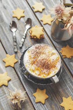 sıcak kakao fincan kurabiye aromalı. seçici odak, üstten görünüm