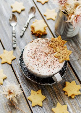sıcak kakao fincan kurabiye aromalı. seçici odak, üstten görünüm