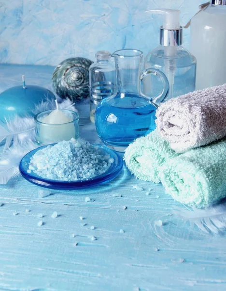 Instellen voor spa met handdoeken, zeezout en aromatische oliën, selectieve aandacht — Stockfoto