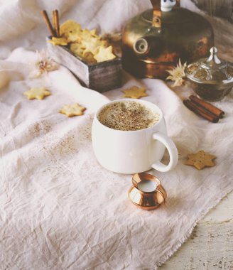 sıcak kakao fincan kurabiye aromalı. seçici odak, üstten görünüm