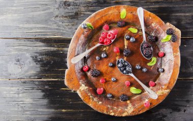 taze olgun çilek ahududu böğürtlen ve yaban mersini, üstten görünüm