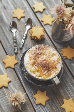 sıcak kakao fincan kurabiye aromalı. seçici odak, üstten görünüm