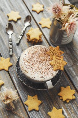 sıcak kakao fincan kurabiye aromalı. seçici odak, üstten görünüm