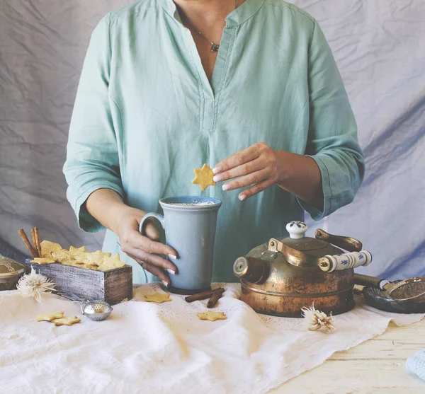 Mains de femme tenant une tasse de cacao sur la table, mise au point sélective — Photo