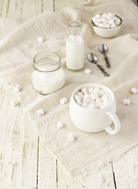 Beyaz fincan kakao ve şekerleme, seçici odak ile